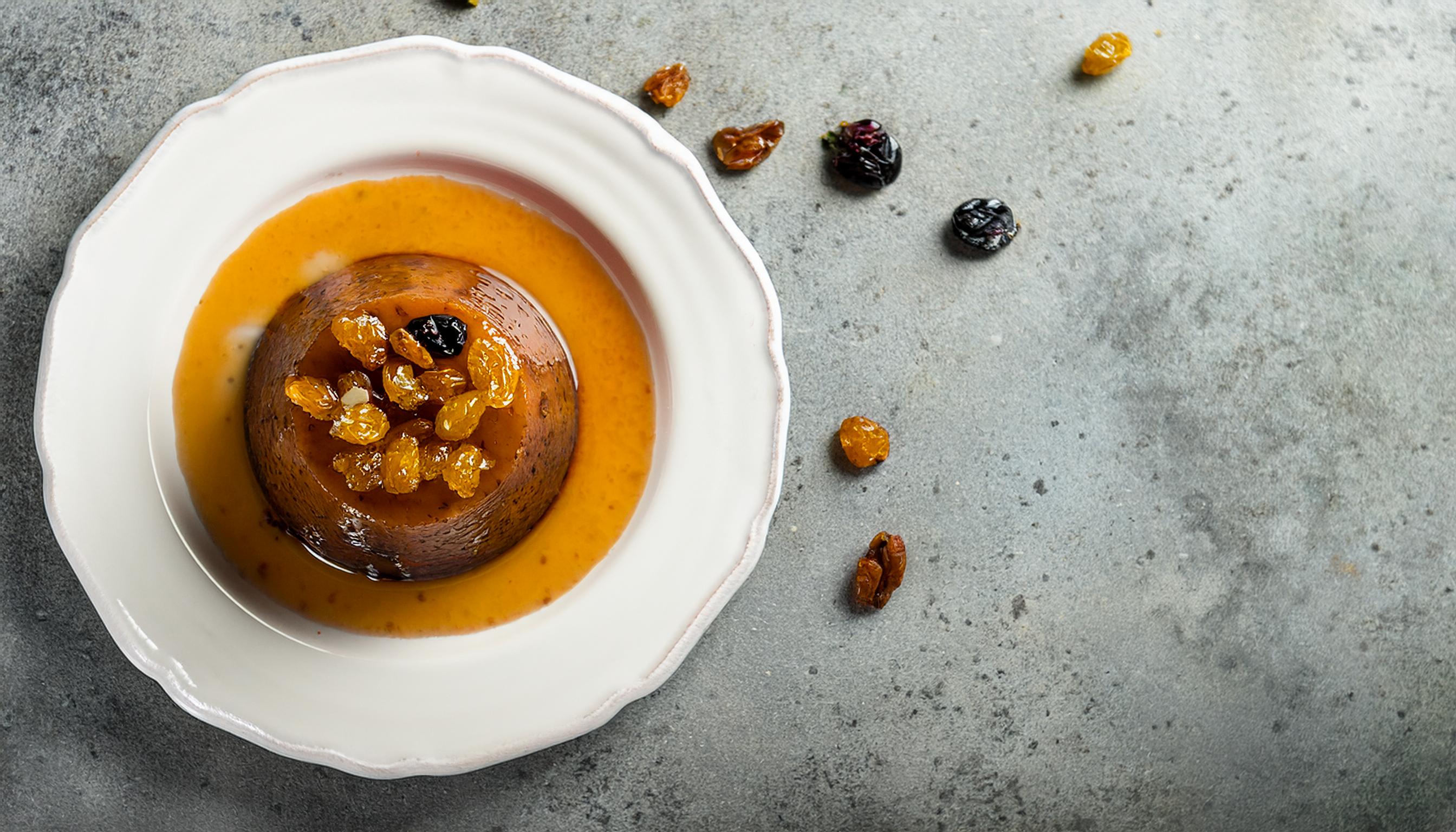 Christmas Pudding with Custard – A Sweet and Spiced Finale  Christmas Pudding with Custard – A Sweet and Spiced Finale